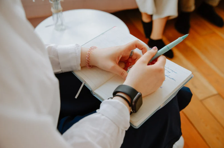 Thérapie individuelle 2 Femme qui tient un carnet avec un stylo
