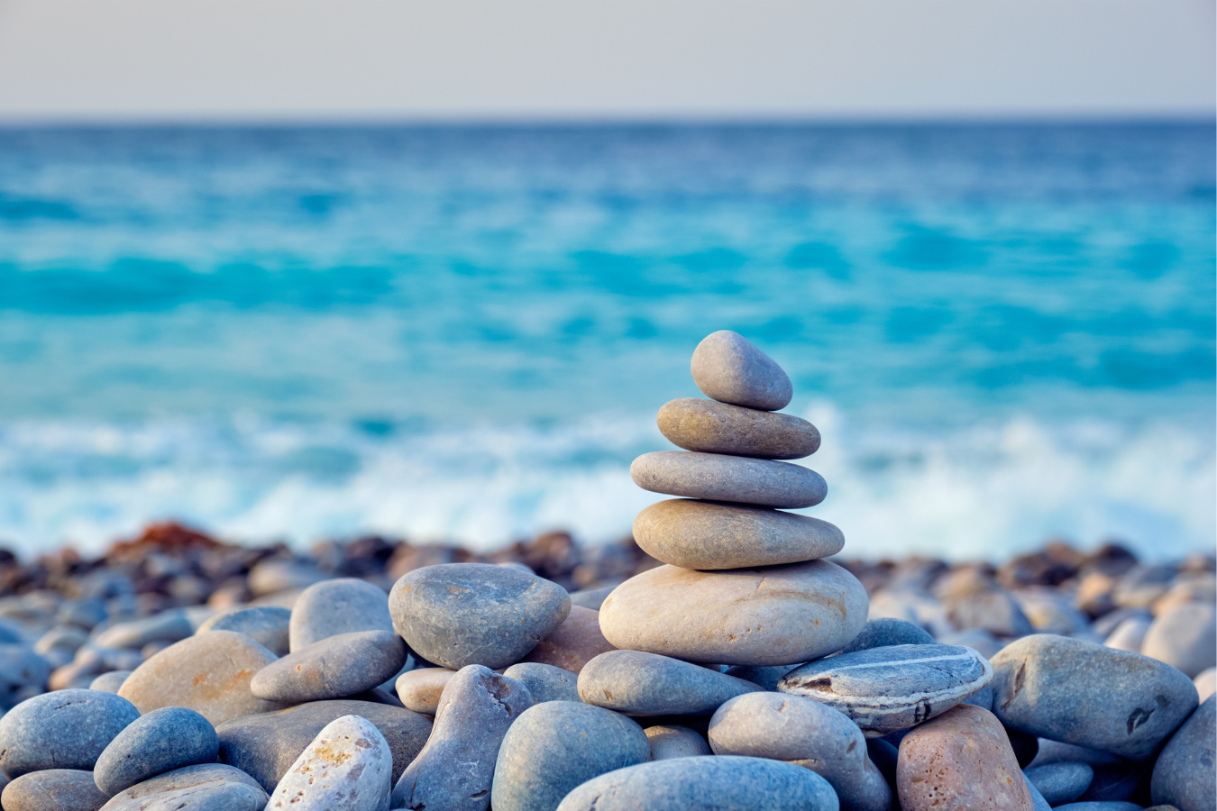 Femme qui médite au sol